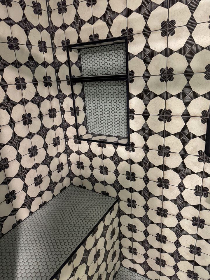 Patterned tile shower with bench and niche
